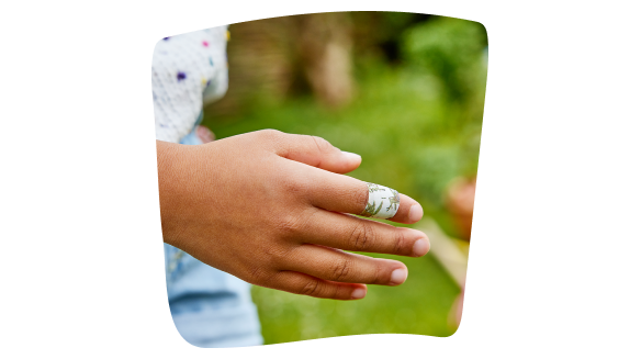 Imagen de una mano con un corte envuelto con un apósito Leukoplast ECO Imagen de una mano con un corte envuelto con un apósito Leukoplast ECO